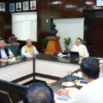 मुख्यमंत्री ने विभिन्न जनपदों के शिकायतकर्ताओं से फोन पर वार्ता कर मुख्यमंत्री हेल्पलाइन-1905 पर दर्ज शिकायतों के निस्तारण की स्थिति की जानकारी ली।